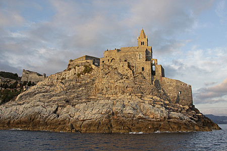 圣彼得教堂教会城堡石头宗教尖顶英石场所悬崖教堂海岸图片