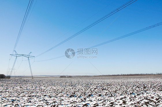 冬季田地电塔线路线发电机通讯蓝色技术天空水电金属电缆燃料倾斜图片