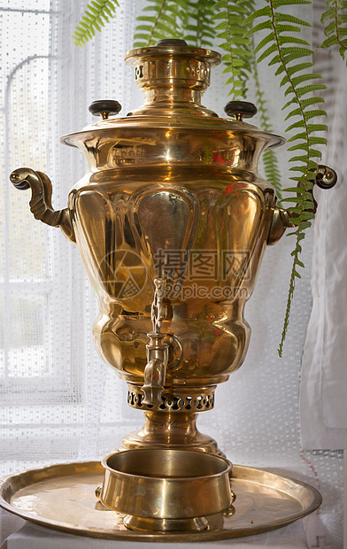 传统的俄罗斯古老圣山厨房文化茶炊古董用具纪念品艺术黄铜宏观反射图片