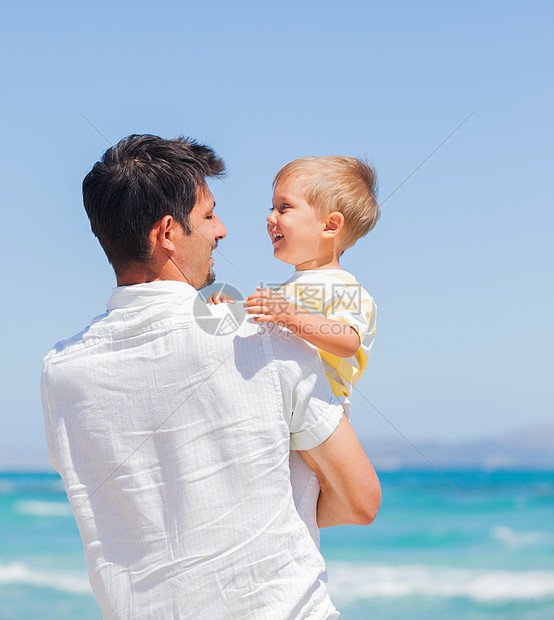 父子在沙滩上玩得开心海滨海洋假期父亲海岸幸福孩子家庭儿子海岸线图片