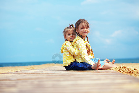 儿童蓝色友谊乐趣快乐海滩孩子们黄色婴儿家庭姐妹图片