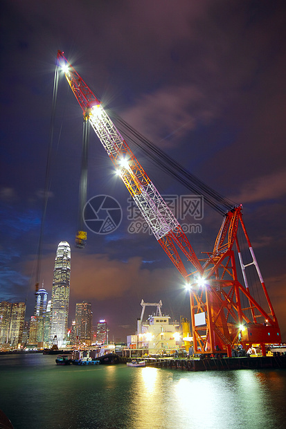 香港港的升帆船橙子加载码头船厂船运货物起重机日落造船港口图片