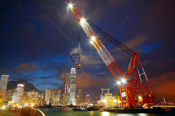 香港港的升帆船城市货物港口天空后勤船厂制造业运输码头金属图片