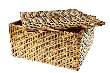 在白色背景中孤立的 Wicker 盒树干食物野餐工艺荆棘柳条案件尺寸午餐盒子图片