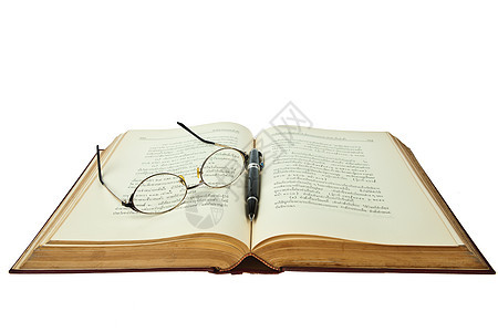 书打开时 用眼镜和笔在白色的后腹号上隔开小说知识分子眼睛文档纸基经典图书学习团体棕色图片