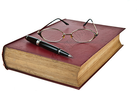 旧书 有眼睛眼镜和笔的旧书 在白白背景上被孤立教科书纸基团体白色经典历史知识收藏玻璃知识分子图片