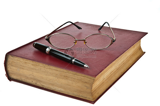 旧书 有眼睛眼镜和笔的旧书 在白白背景上被孤立玻璃黑色智慧知识分子文学历史棕色出版物收藏纸基图片