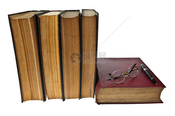 旧书 有眼睛眼镜和笔的旧书 在白白背景上被孤立历史团体小说经典出版物白色文档图书知识分子收藏图片