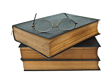 旧书堆叠着在白色背景上隔绝的眼眼镜图书玻璃收藏棕色小说文档历史教科书纸基团体图片