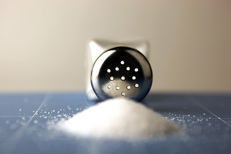 木制桌上的盐搅拌器地窖味道盐水烹饪营养水晶玻璃厨房香料胡椒图片