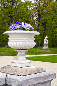 带花朵的户外花瓶历史建筑学装饰公园白色季节风格庄园雕塑花园图片