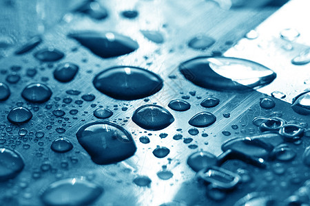 蓝水滴雨水气泡宏观天气珠子风暴飞沫反射雨滴淋浴图片