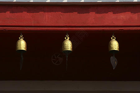 寺庙钟三只小铃 挂在泰国寺庙里背景