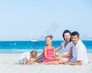 热带海滩四口之家婴儿女性假期妈妈女士享受海岸男性海岸线父母图片