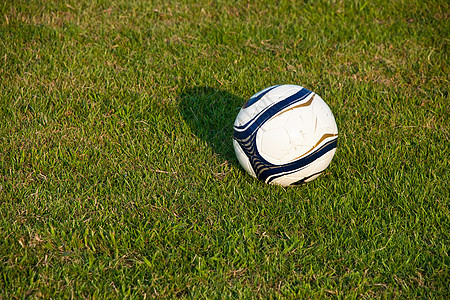 足球或足球球在绿地上锦标赛娱乐乐趣白色场地地面运动黑色比赛竞赛图片