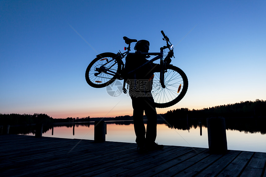 日落天上的女星名片成人男性池塘冒险日落森林男人运动天空自行车图片