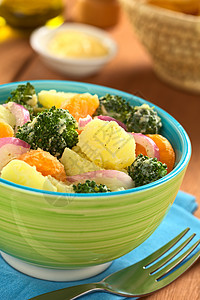 马铃薯花椰菜普通话沙拉刀具水果洋葱盘子土豆食物小吃午餐蔬菜营养图片