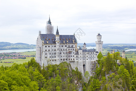 德国新施旺斯坦城堡远足森林绿色全景国王天空蓝色牧场爬坡图片