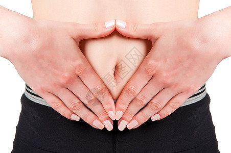 女人用手绕着肚子的纽扣图片