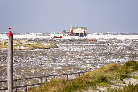 暴风暴洪水天空高跷海浪断路器建筑波浪灯光地平线天气泥滩图片