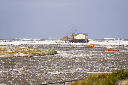 暴风暴洪水高跷断路器建筑冲浪海岸地平线天空天气海浪暴风雨图片