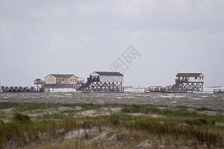 暴风暴洪水高跷天气糕点天空泥滩断路器冲浪海岸暴风雨建筑图片