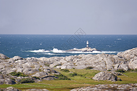 瑞典的Gullholmen群岛海岸牧歌灯塔信号蓝色天空导航岛屿岩石图片