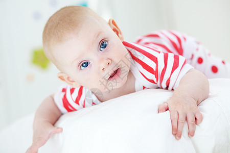 婴儿宝宝女孩孩子微笑蓝眼睛红色眼睛快乐卧室育儿童年图片