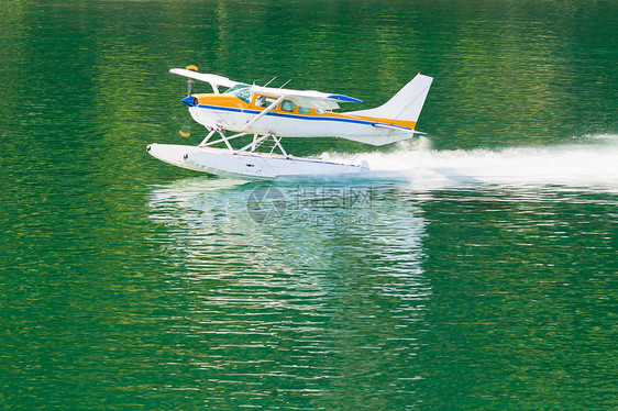 飞机在湖泊平静水上起飞的海上飞机旅游旅行机器反射树木技术运动飞行观光速度图片