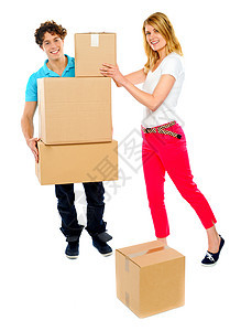 持有和移动箱子的年轻夫妇男朋友夫妻包装纸板青少年男生青年女士盒子男人图片