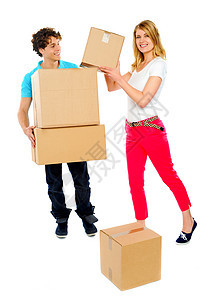 微笑的夫妇移动纸板盒男性青少年恋人快乐男生盒子女孩包装纸盒青年图片