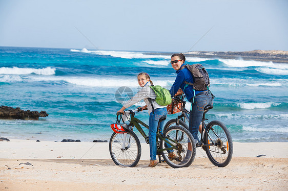 家人在自行车上游览会女士家庭幸福青年晴天娱乐孩子们运动假期旅行图片