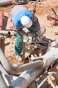 建筑物拆解管道焊接建筑房子劳动金属管子工人废墟焊机图片