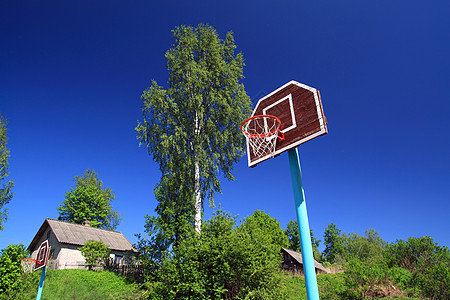 蓝背景的篮球环木头乡村健身房闲暇天空篮球玻璃房子摄影法庭图片
