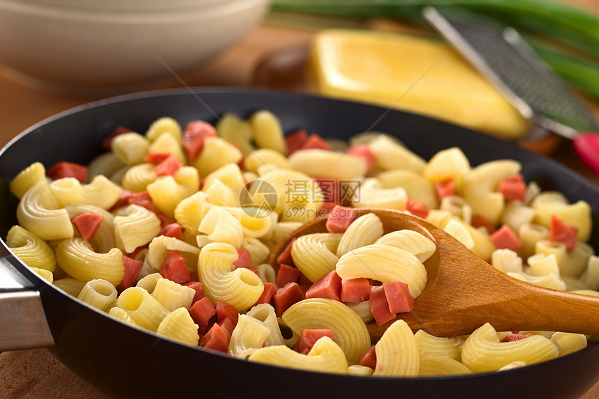 含香菜片的软食面粉香肠食物营养平底锅油炸猪肉美食水平午餐勺子图片