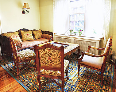 内有古董家具内饰托盘桌子房子装饰靠垫地毯椅子晴天房间图片