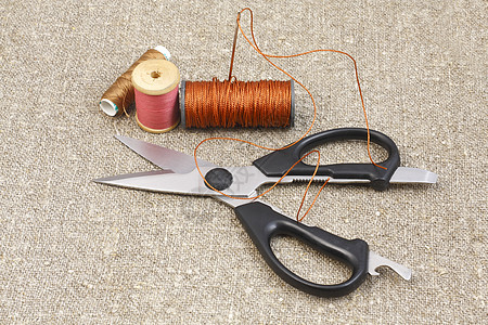 剪刀 针和线在垫子的画布上线圈坯布黑色灰色裁缝工具绳索刀具计划材料图片