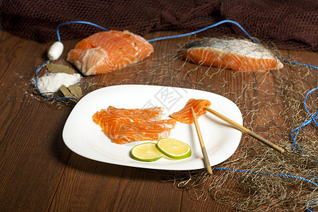 与挪威沙门鱼一起活着柠檬红色桌子香料钓鱼食物盘子漂浮图片