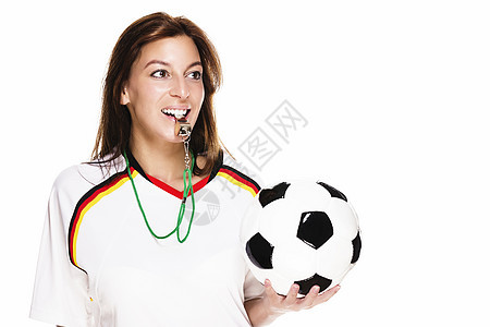 漂亮的女人穿着足球衫拿着哨子拿着足球图片