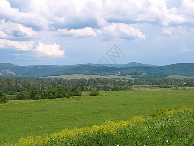 山丘的夏月风景环境山脉爬坡牧场草地蓝色美丽季节阳光天空图片