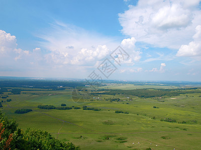 美丽的夏季风景场地荒野牧场蓝色土地草地环境叶子阳光城市图片