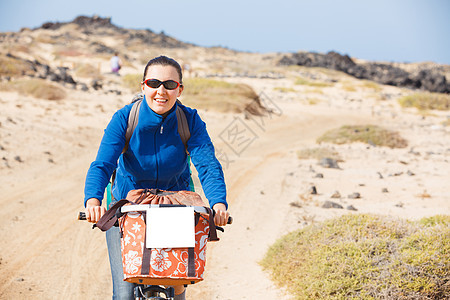 骑自行车去旅行的女人图片