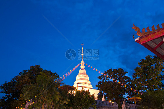 著名的白色教堂与暮光时刻手工教会传统雕塑模具天空佛教徒蓝色时间艺术图片