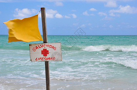 黄黄救生旗在沙滩上图片