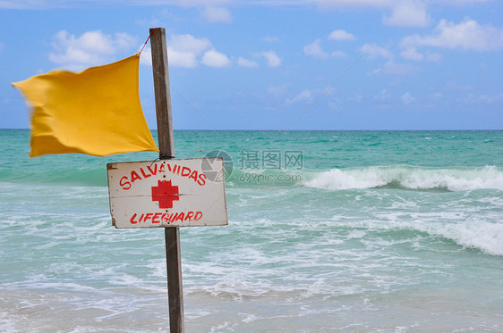 黄黄救生旗在沙滩上图片