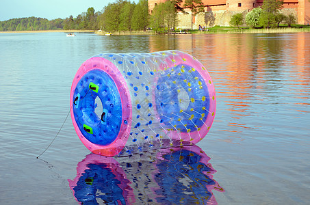 Galve湖的Trakai城堡上的Zorb气泡图片