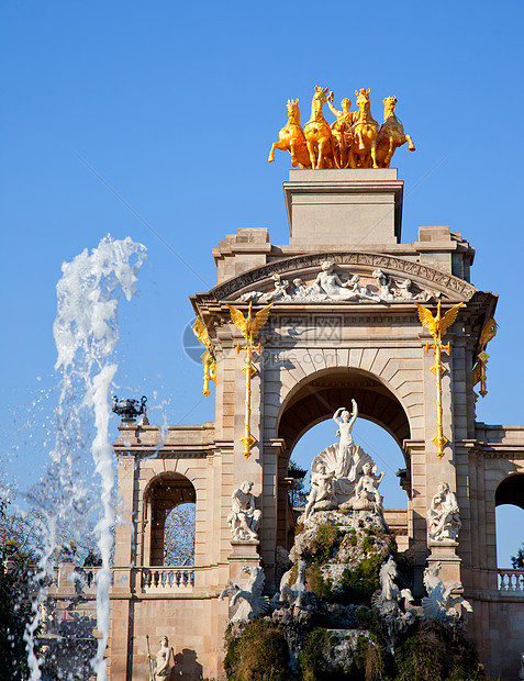 巴塞罗那guudadela公园湖喷泉和四面形拱门雕像城市建筑学旅游堡垒蓝色池塘建筑极光图片