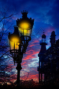 巴塞罗那街灯的背面现代主义者路灯照明天空灯笼蓝色戏剧性建筑学大道光灯图片