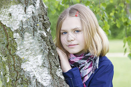 夏绿时站在Birch树附近的青春少女肖像图片