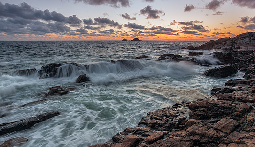 南文港海岸线陆端地平线海浪日落旅游场景目的地海洋运动图片